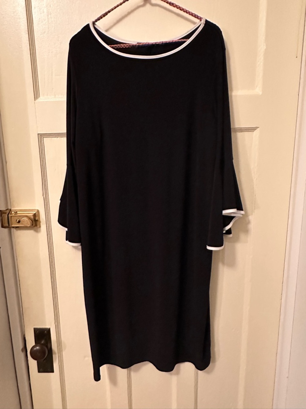 ⭐️ Tiana B. Black 1X Shift Dress with Bell Ruffle Sleeves
